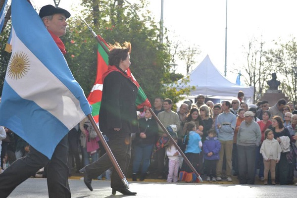 Argentinako bandera eta ikurrina Saladilloko Maiatzeko Iraultzaren urteurreneko hiriko kabalkadan (argazkiaEE)